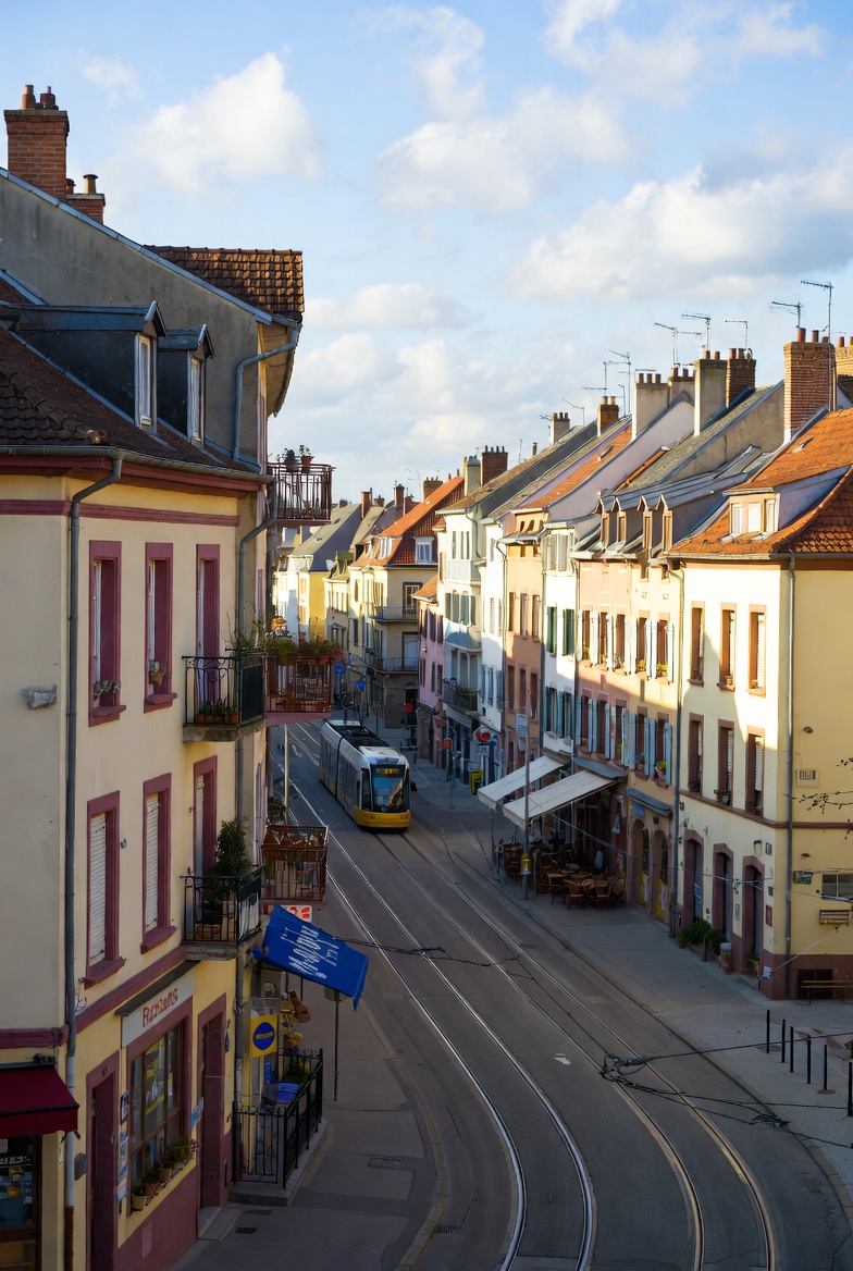 Quartier Bonnevoie Luxembourg avec immeubles résidentiels colorés et tram