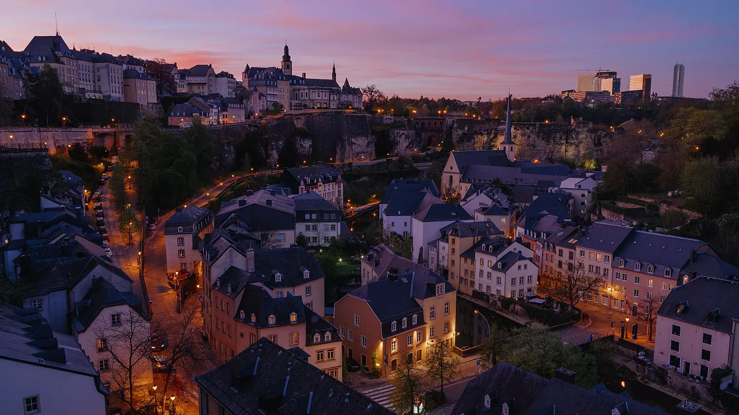 Skyline de Luxembourg-Ville avec graphique de croissance symbolisant l'appréciation immobilière