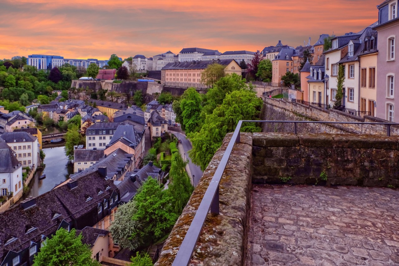 Jeune expatrié professionnel arrivant à Luxembourg-Ville regardant les immeubles