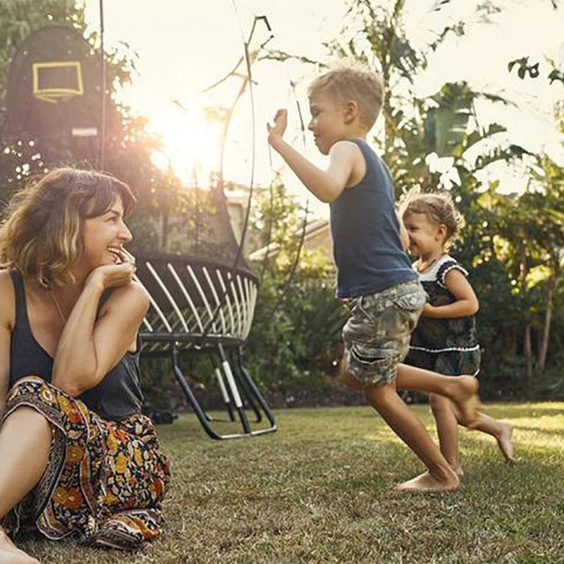 Famille profitant de son jardin dans une maison en banlieue luxembourgeoise