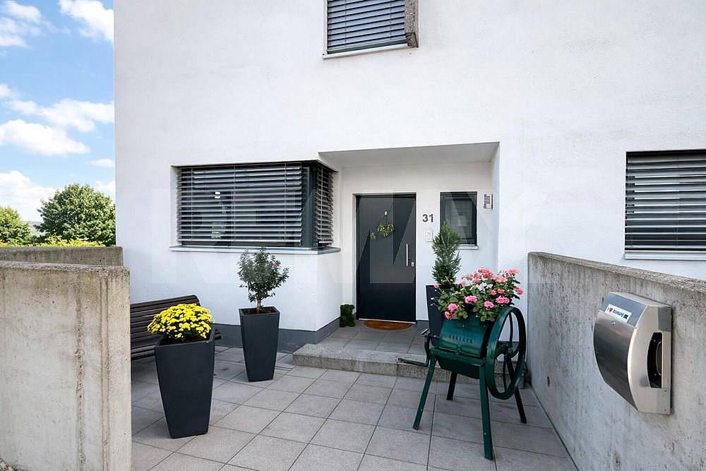 Semi-detached house – For sale