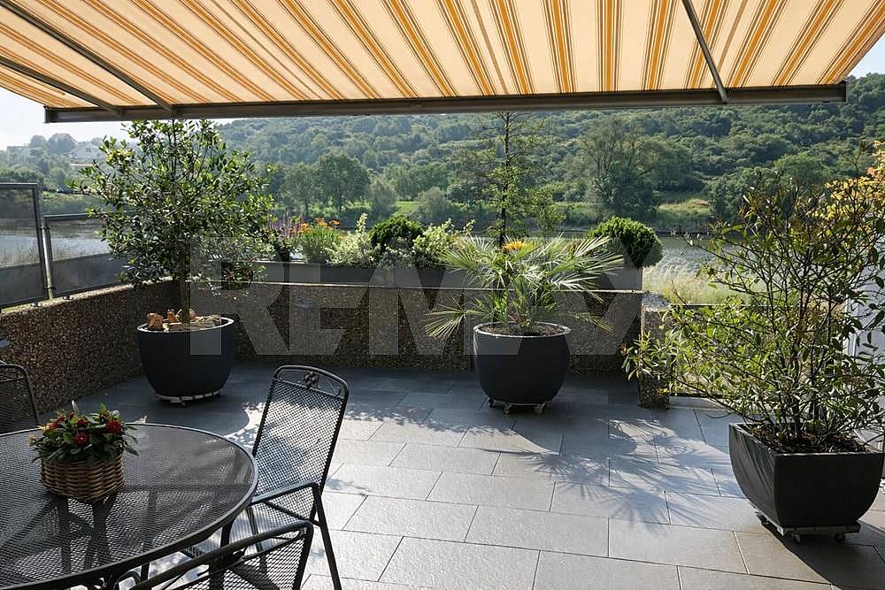 Semi-detached house – For sale