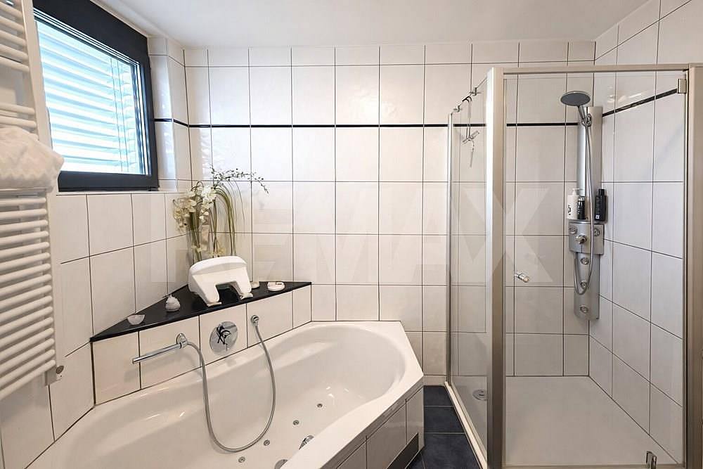 Semi-detached house – For sale